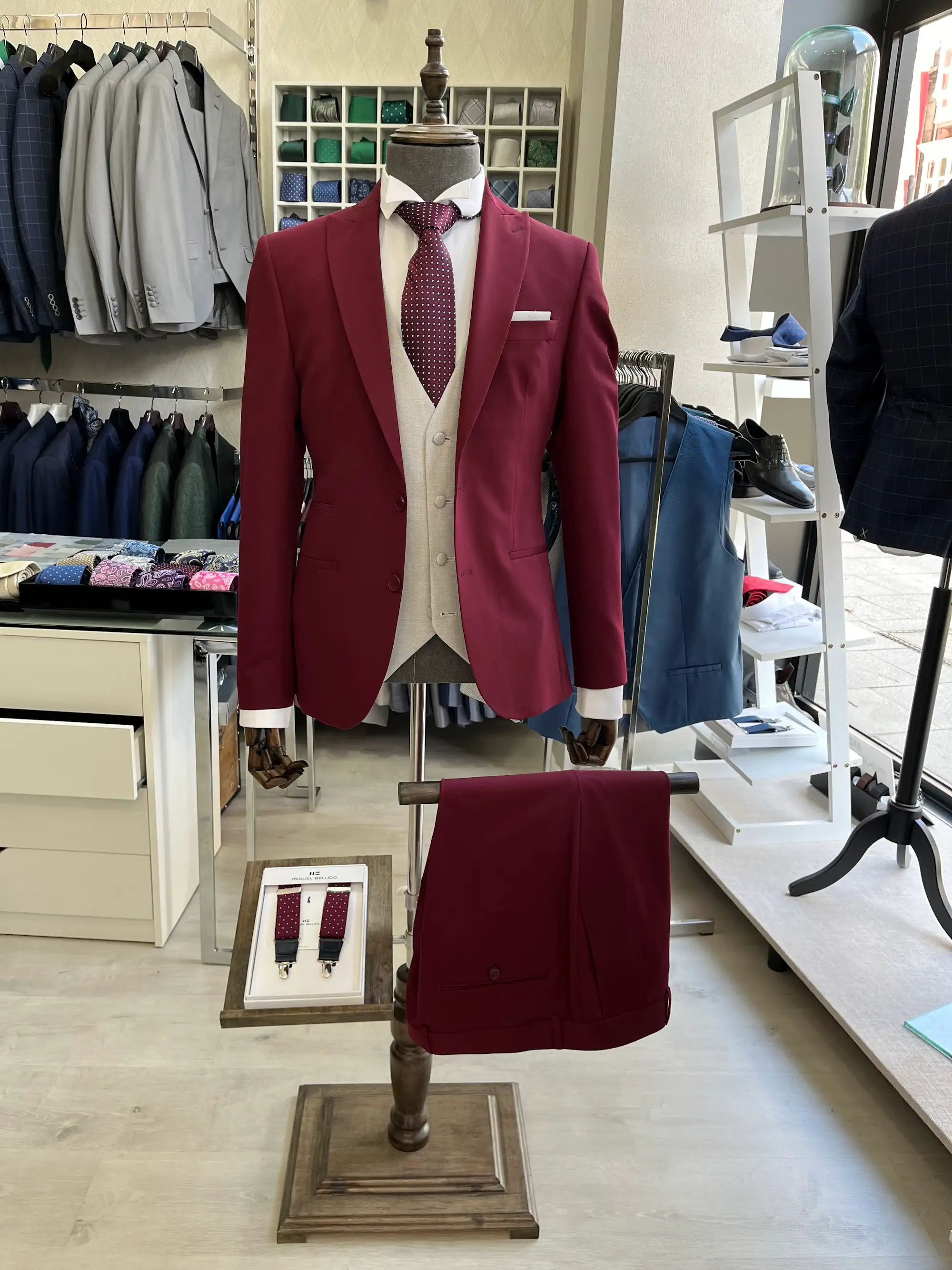 Traje de ceremonia DEIM Vigo — pieza 1 de 123