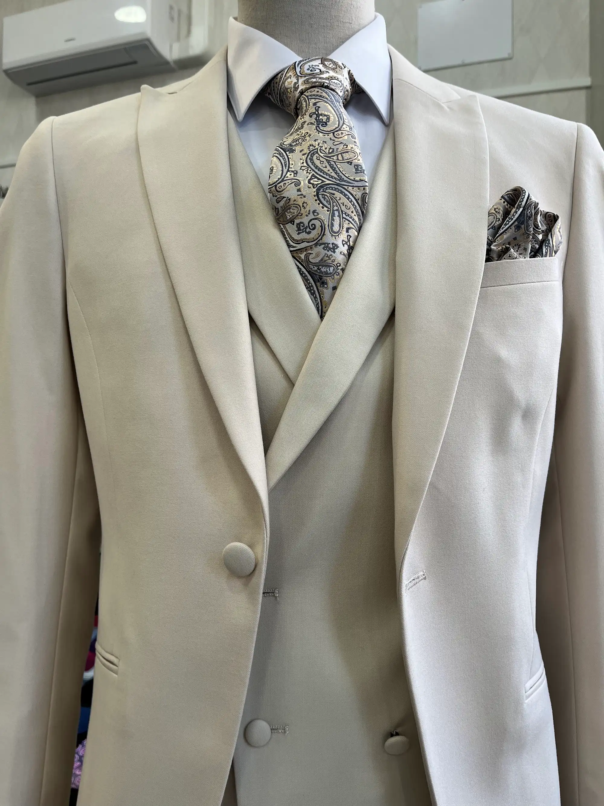 Traje de ceremonia DEIM Vigo — pieza 80 de 123