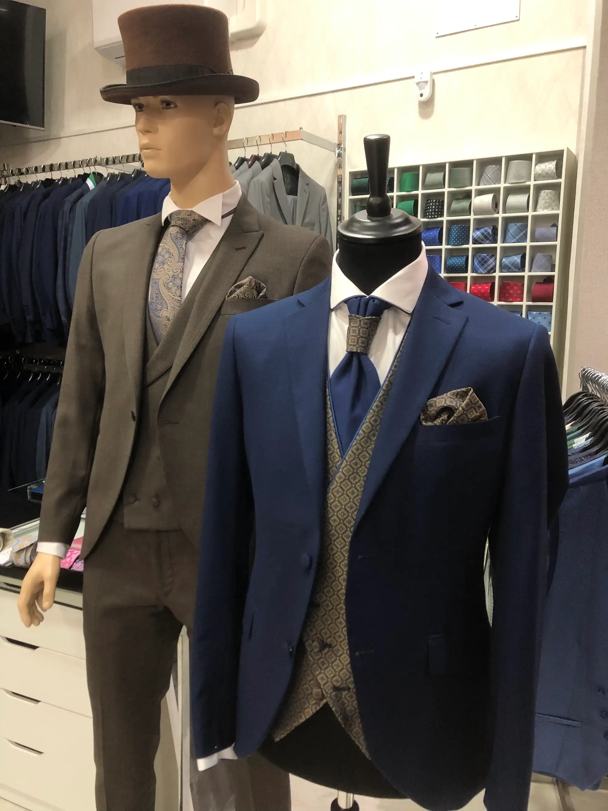 Traje de ceremonia DEIM Vigo — pieza 81 de 123
