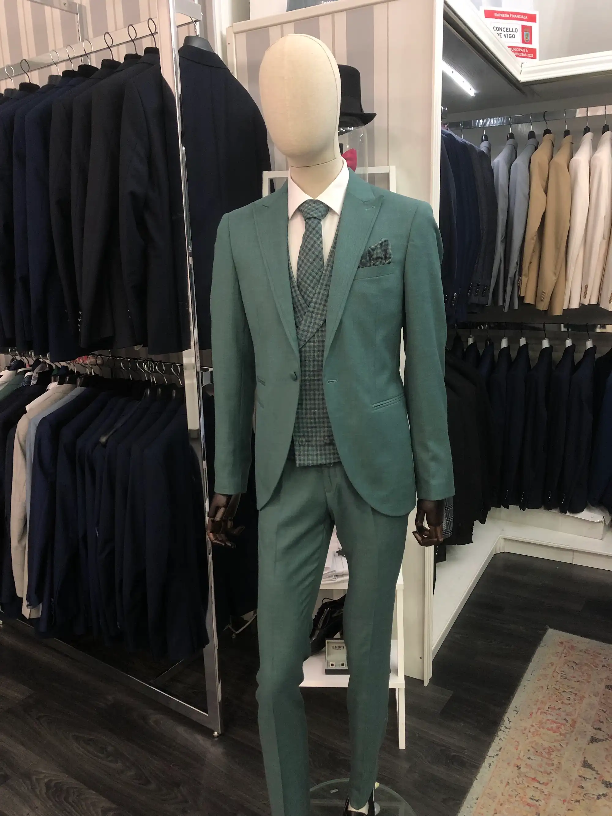 Traje de ceremonia DEIM Vigo — pieza 103 de 123