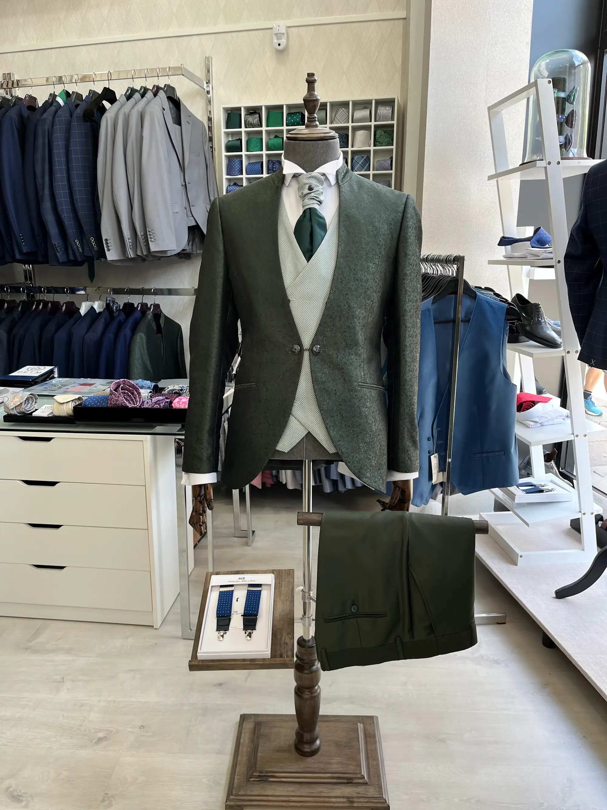 Traje de ceremonia DEIM Vigo — pieza 9 de 123