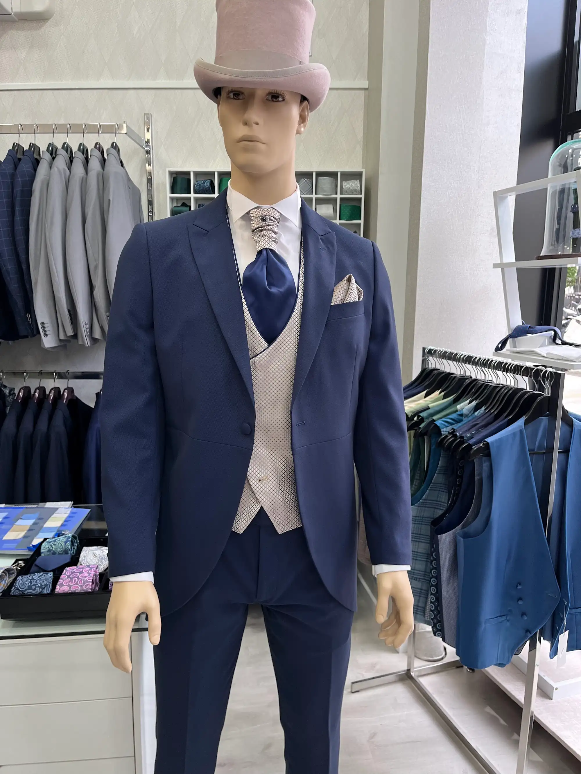 Traje de ceremonia DEIM Vigo — pieza 11 de 123