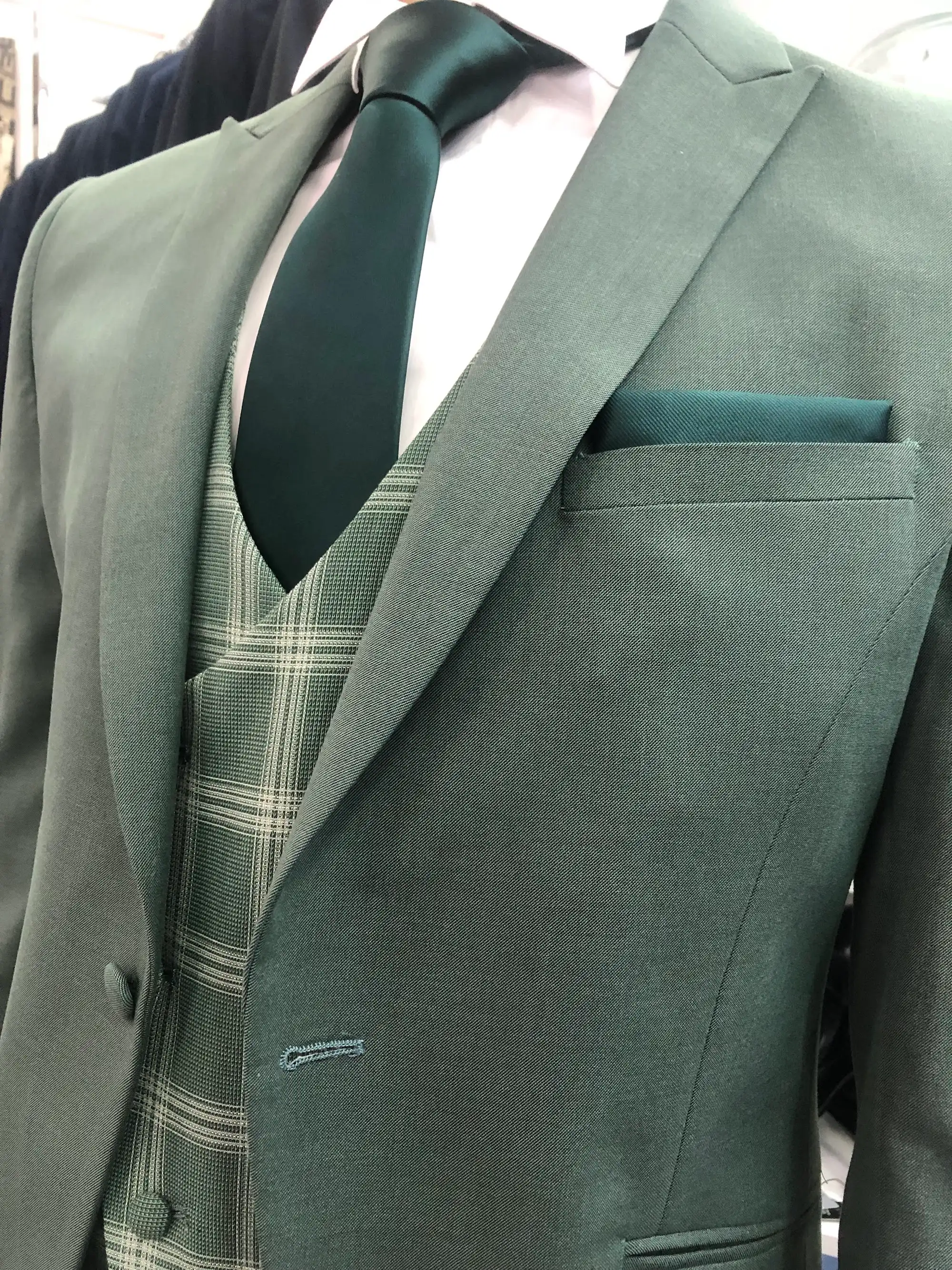 Traje de ceremonia DEIM Vigo — pieza 24 de 123