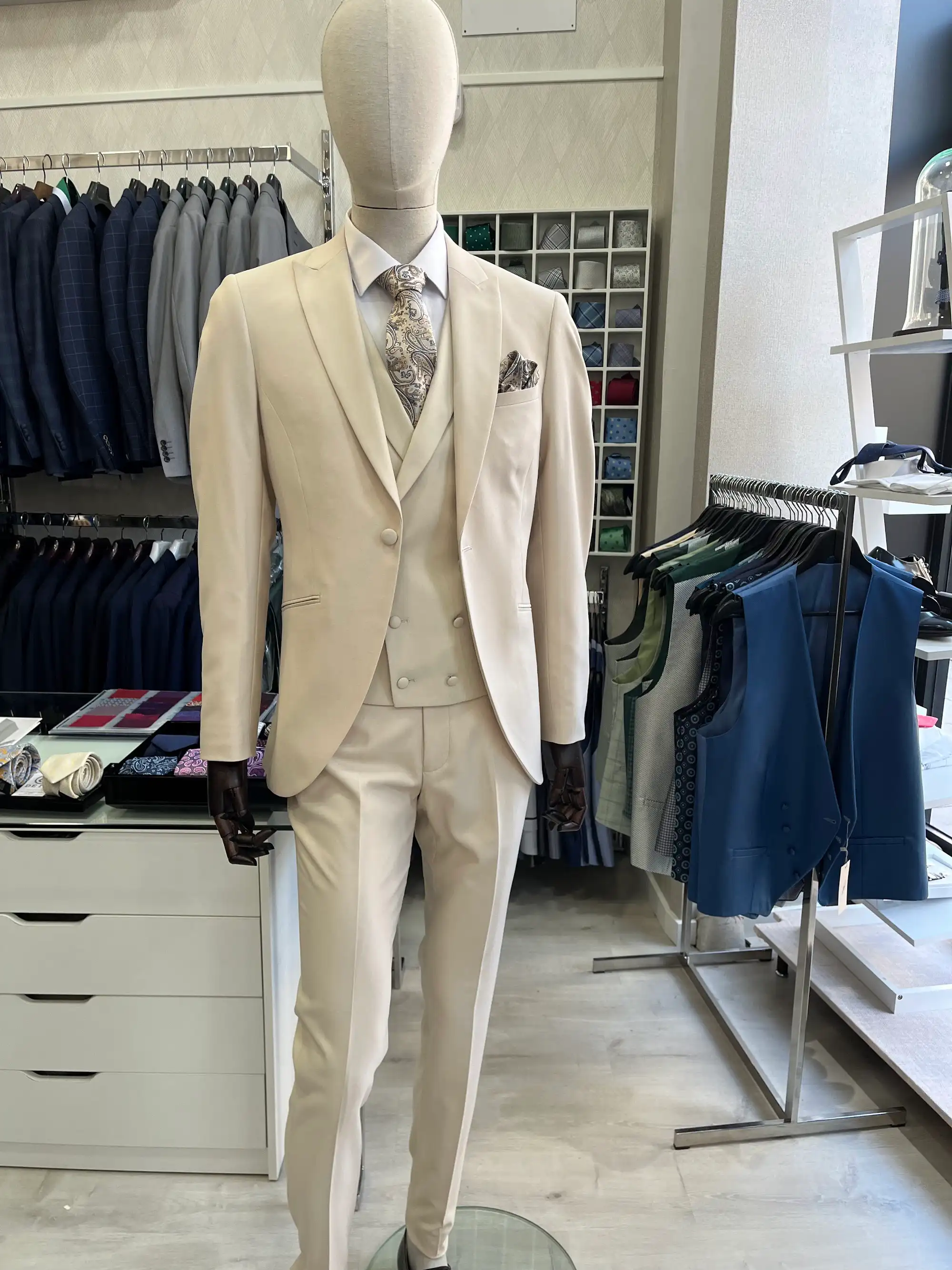 Traje de ceremonia DEIM Vigo — pieza 28 de 123