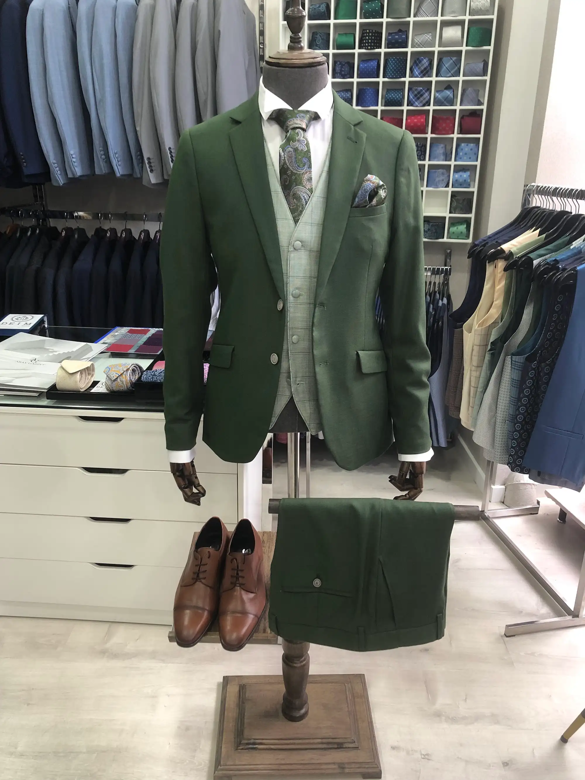 Traje de ceremonia DEIM Vigo — pieza 30 de 123