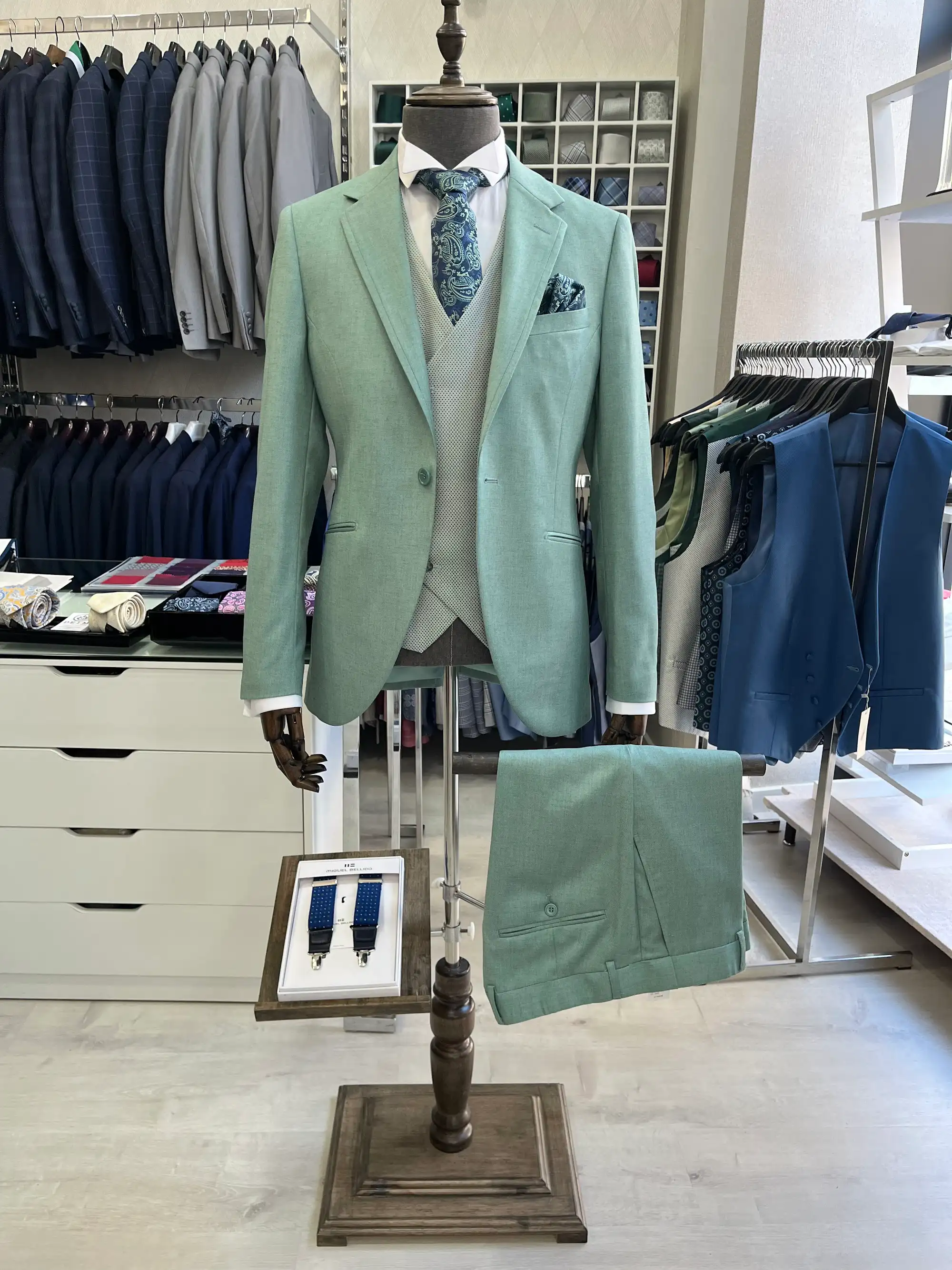 Traje de ceremonia DEIM Vigo — pieza 3 de 123