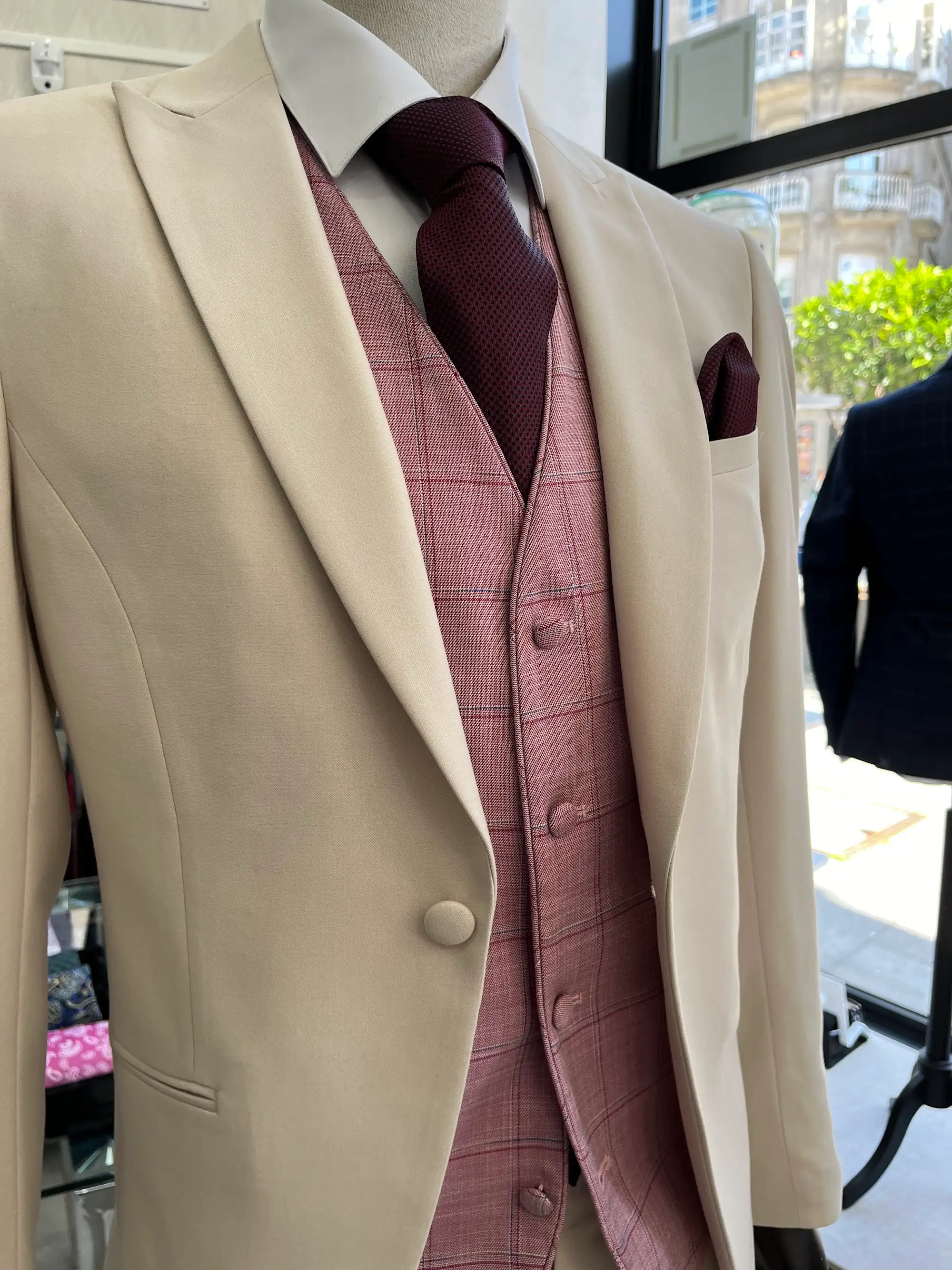 Traje de ceremonia DEIM Vigo — pieza 4 de 123