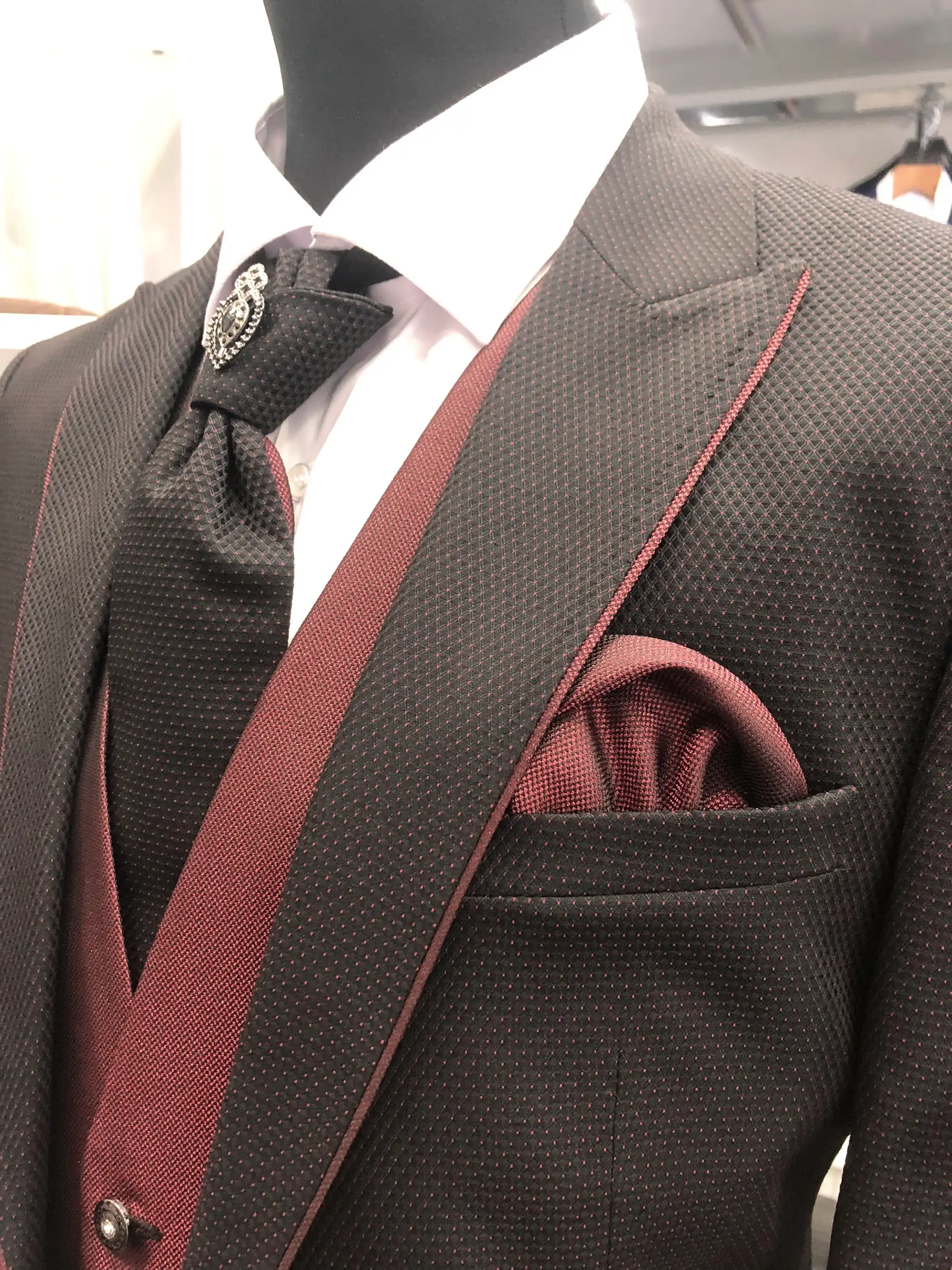 Traje de ceremonia DEIM Vigo — pieza 41 de 123