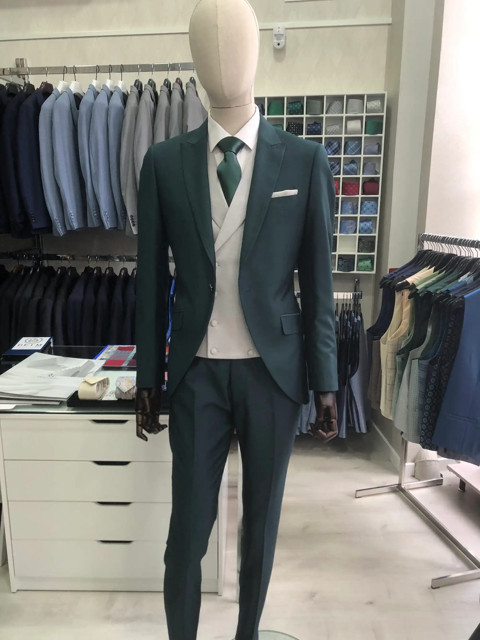 Traje de ceremonia DEIM Vigo — pieza 46 de 123