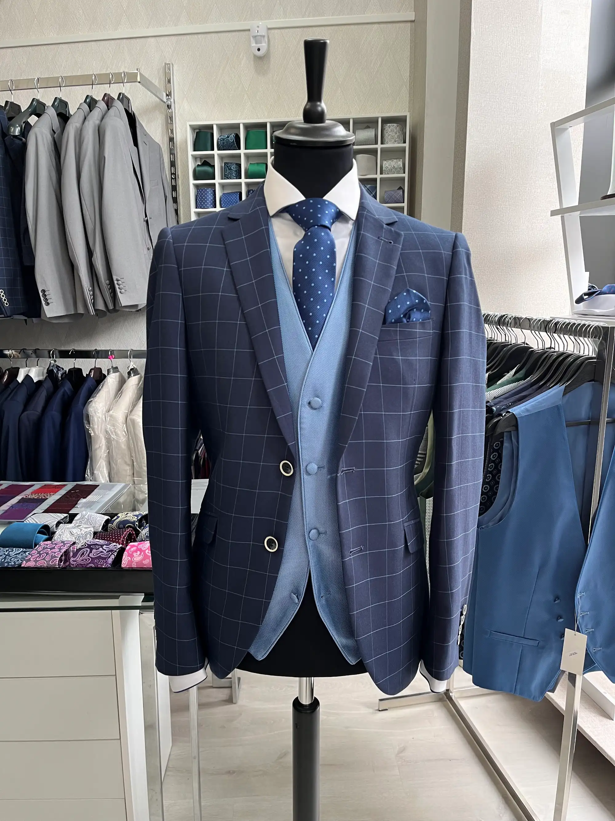 Traje de ceremonia DEIM Vigo — pieza 5 de 123