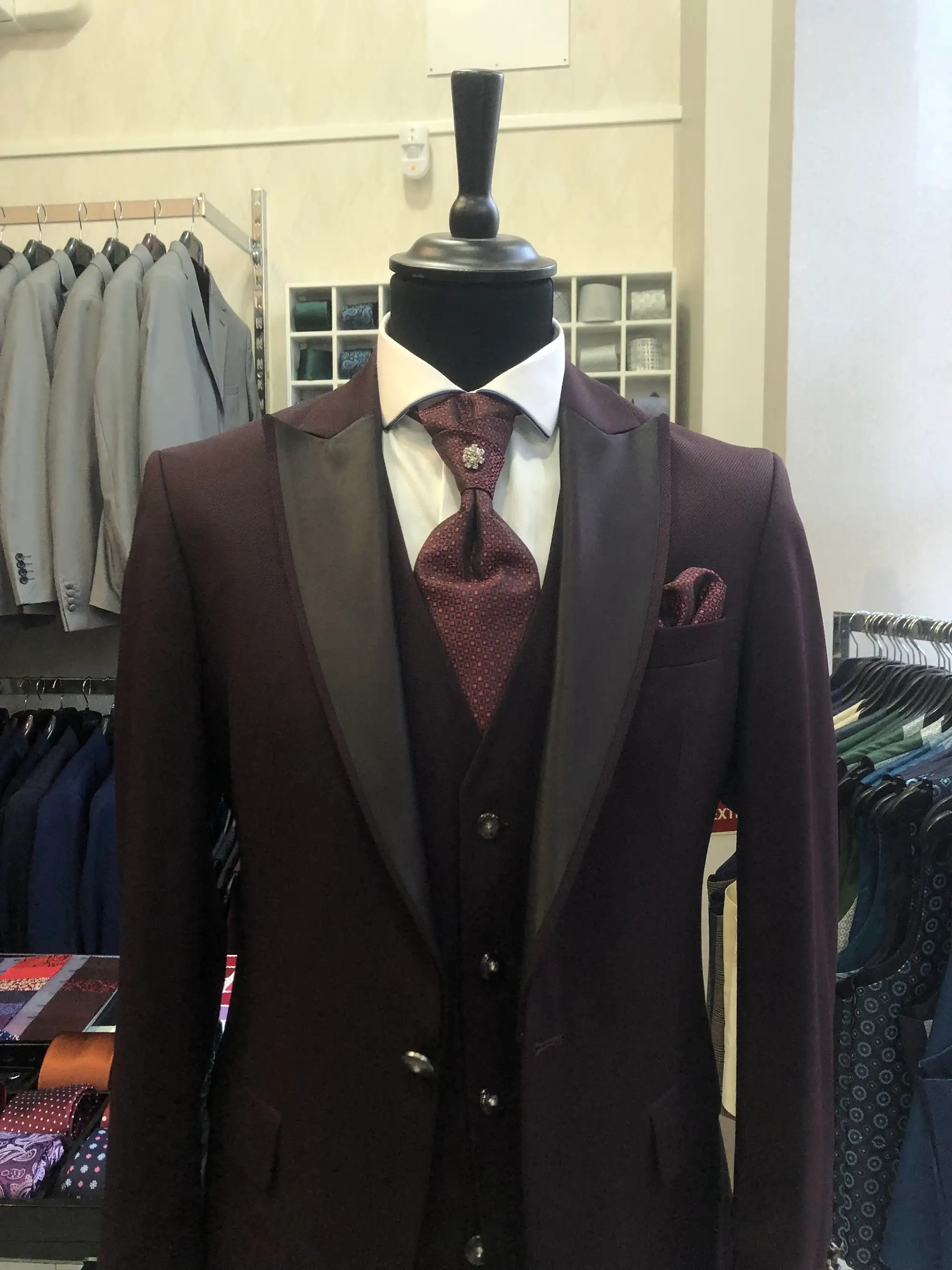 Traje de ceremonia DEIM Vigo — pieza 56 de 123
